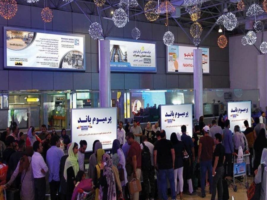 بیلبورد فرودگاه کیش بین ستون های سالن تسمه نقاله - ۳